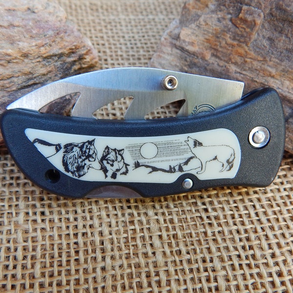 Chipaway Cutlery Arrow Head Wildlife Folder Pocket Knife  /  Wolf Design on Handle with Arrowhead Cutouts on Blade  / NOS Small Pocket Knife