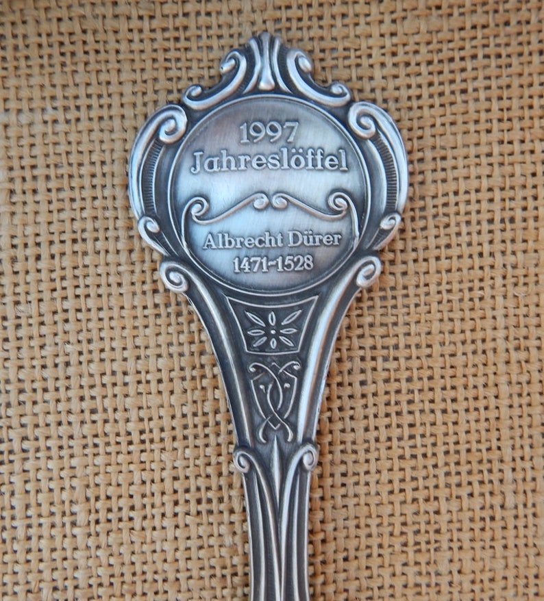 German 95% Zinn (Pewter) Decorative Spoon Wood Rack / German Jahres Loffel Zinn Collectible Spoon / German Pewter Spoon / Decorative image 5
