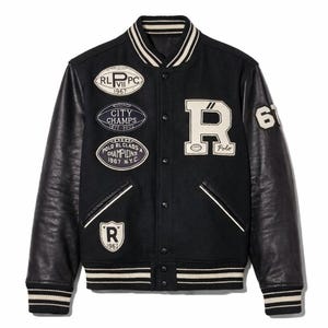 Puede incluir: Chaqueta universitaria negra con mangas de cuero y varios parches. Presenta un gran parche blanco con la letra "R" y el número "67". Los parches incluyen "RL VII PC 1967", "CITY CHAMPS 1872-2022" y "POLO RL CLASS CHAMPIONS 1967 N.Y.C."
