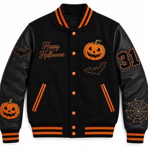 Könnte beinhalten: Eine schwarze Collegejacke mit orange gestreiften Rippbündchen, verziert mit Kürbis-Aufnähern, gestickten Fledermäusen, einem Spinnennetz und der Zahl 31. Der Schriftzug Happy Halloween ist in Orange auf die Brust gestickt, mit Druckknöpfen.