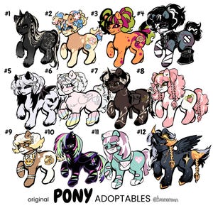 Op de afbeelding: Een digitaal illustratieblad met twaalf verschillende pony-karakterontwerpen, genummerd van één tot twaalf. Elke pony toont unieke kleurenpaletten, patronen en accessoires, waaronder florale, fruitige en hemelse motieven. De tekst luidt original PONY ADOPTABLES @kannoreen.