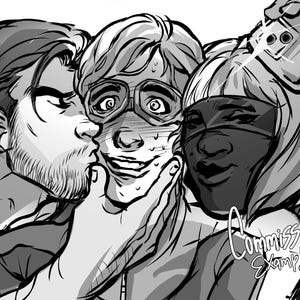 Puede incluir: Una ilustraci&oacute;n digital en blanco y negro con tres personajes. Un personaje con gafas protectoras recibe un beso en la mejilla de un personaje barbudo, mientras otro con m&aacute;scara se toma un selfie. El texto Commission Example es visible.