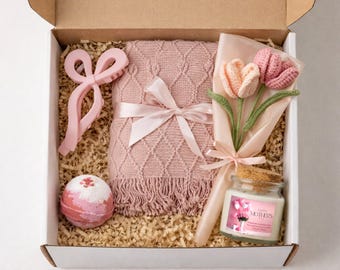 Caja de regalo acogedora para el autocuidado de mamá: manta tejida, vela, bomba de baño y flores de ganchillo.