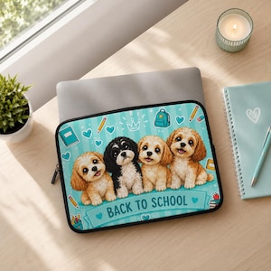 Könnte beinhalten: Eine rechteckige Laptoptasche mit hellblauem Hintergrund, verziert mit Schulmaterialien und vier gezeichneten Welpen. Ein Banner am unteren Rand zeigt den Text BACK TO SCHOOL in dunkelblauen Buchstaben, umgeben von Herzen und Symbolen.