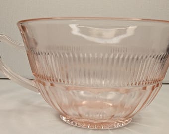 Vintage roze Depression Glass kop, Anchor Hocking Coronation Pattern theekopje, Saxon Pink Glass koffiekopje uit de jaren 1930 met ribbels en stervormige voet.