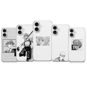 Op de afbeelding: Vijf witte telefoonhoesjes met zwart-wit manga-illustraties. De ontwerpen omvatten portretten en actiescènes uit een mangaserie. De hoesjes zijn ontworpen voor een smartphone.