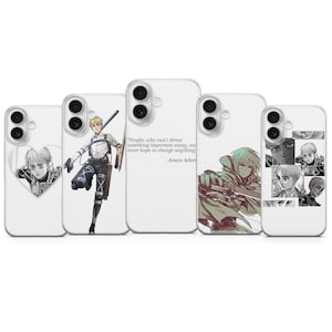 Op de afbeelding: Een verzameling witte telefoonhoesjes met illustraties in anime-stijl. Elk hoesje toont een ander personage of scène, met een hoesje met een citaat van Armin Arlert.