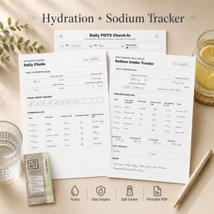 Puede incluir: Un rastreador de hidratación y sodio titulado "Hydration + Sodium Tracker". La imagen muestra un rastreador diario de líquidos, un rastreador de ingesta de sodio y un sobre de mezcla de electrolitos de sal cítrica. También se ven un bolígrafo y un vaso de agua.