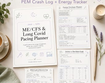 Puede incluir: Un planificador blanco titulado "ME/CFS & Long Covid Pacing Planner" con el texto "PEM Crash Log + Energy Tracker". El planificador incluye páginas para la gestión de la energía, el seguimiento de los síntomas y el descanso. También se ven una vela, un bolígrafo y ramitas de lavanda.
