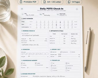 Puede incluir: Un rastreador de síntomas POTS imprimible en blanco, con secciones para controles diarios, incluyendo niveles de energía, signos vitales ortostáticos, hidratación y registros de desencadenantes. Un bolígrafo y un vaso de agua están en el fondo.