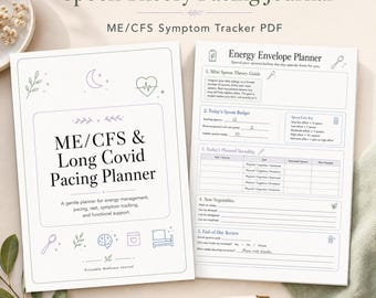 Puede incluir: Un diario blanco titulado "Spoon Theory Pacing Journal" con el texto "ME/CFS & Long Covid Pacing Planner". El diario incluye secciones para la gestión de la energía, el seguimiento de los síntomas y el apoyo funcional. Un bolígrafo descansa sobre la superficie.