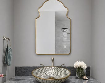 Espejo de pared asimétrico marroquí de latón para dormitorio y baño, con opciones de tamaño personalizado.