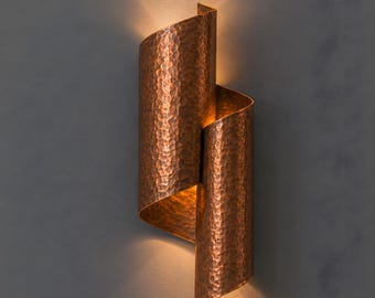 Aplique de pared artesanal de cobre antiguo martillado, iluminación rústica moderna para entradas y pasillos.
