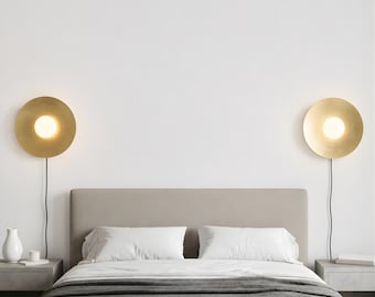Aplique de pared de latón Eclipse Arc / Iluminación moderna de mediados de siglo.