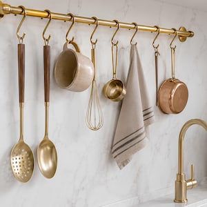 Suporte para panelas em latão sem verniz, com ganchos em S, para pendurar utensílios de cozinha na parede. Organizador de panelas.