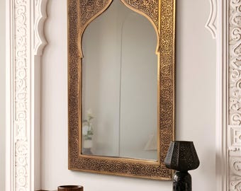 Espejo de pared marroquí con arco de latón, espejo de tocador vintage estilo bohemio para baño y recibidor.
