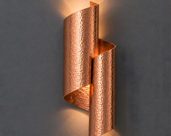 Aplique de pared artesanal de cobre martillado lacado, iluminación rústica moderna para entradas y pasillos.
