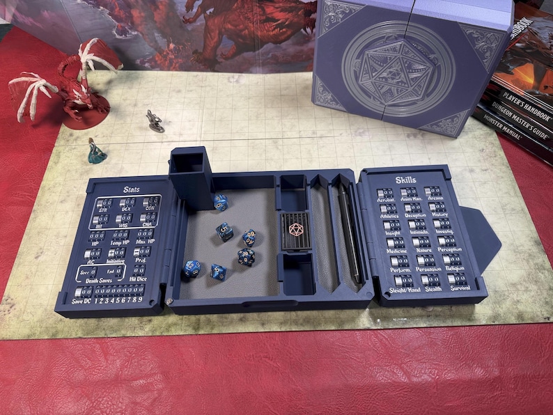 Pu&ograve; includere: Un organizzatore pieghevole per giochi da tavolo di colore blu scuro, dotato di un vassoio centrale per il lancio dei dadi, una torre per dadi e due pannelli laterali con quadranti meccanici integrati per monitorare statistiche e abilit&agrave;.