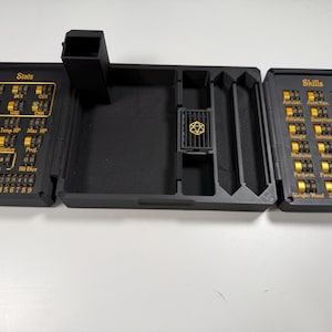 Pu&ograve; includere: Un organizer da tavolo nero per giochi di ruolo con due pannelli laterali incernierati dotati di quadranti rotanti dorati per tracciare statistiche e abilit&agrave;. Lo scomparto centrale include una torre per dadi e vari spazi di archiviazione.
