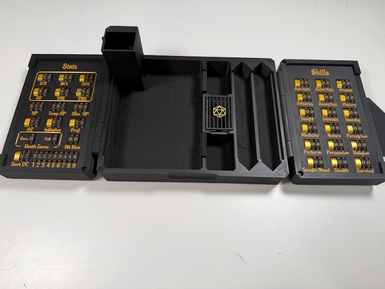 Pu&ograve; includere: Un organizer da tavolo nero per giochi di ruolo con due pannelli laterali incernierati dotati di quadranti rotanti dorati per tracciare statistiche e abilit&agrave;. Lo scomparto centrale include una torre per dadi e vari spazi di archiviazione.