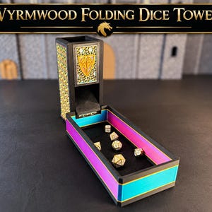 Può includere: Una torre per dadi pieghevole Wyrmwood con cornice nera, un emblema a scudo sulla torre e un vassoio interno nei colori neon rosa e ciano. La torre include una base in feltro nero contenente cinque dadi poliedrici con numeri dorati.