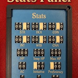 Pu&ograve; includere: Un pannello statistiche blu rettangolare con cornice nera dotato di file di quadranti numerici rotanti. Il pannello mostra etichette tra cui STR, DEX, CON, INT, WIS, CHA, HP, Temp HP, Max HP, AC, Initiative, Proficiency, Success, Fail, Hit Dice e Save DC.