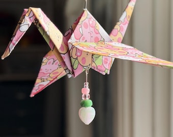 Roze origami kraanvogelornament met kawaii beestjes