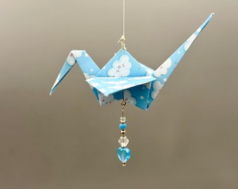 Origami kraanvogelornament met kawaii wolken