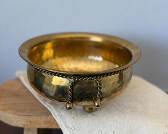 Jardinière de jardin sur pied en laiton martelé vintage, détail de corde, décoration bohème de ferme