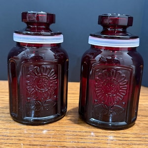 Puede incluir: Un juego de tres tazas de cerámica con un acabado mate moteado. Las tazas son de color crema, gris claro y gris oscuro. Cada taza tiene un diseño simple y minimalista y un asa redondeada.