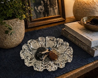 Cenicero vintage de vidrio prensado con diseño floral de rosas esmeriladas y borde festoneado. Soporte para anillos y joyas. Decoración de mediados de siglo.