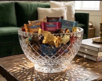 Ciotola vintage in cristallo tagliato, porta caramelle con piedistallo basso, ciotola da portata in vetro con bordo smerlato e taglio a diamante, elegante complemento d'arredo in stile Ralph Lauren.