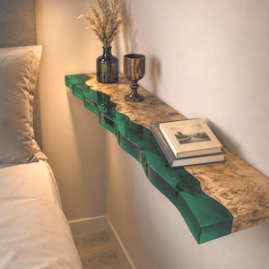 Mensola di lusso in legno e resina epossidica con bordo grezzo, decorazione murale a tema foresta, mensole ondulate in resina epossidica, mensole decorative in resina color smeraldo con effetto radica.