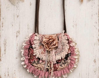 Borsa a tracolla boho rosa con volant floreali – Borsa nera con peonia fatta a mano e fascino rustico