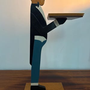 Figura scultorea in legno con vassoio – Oggetto d'arte funzionale – Altezza 76 cm – Design vintage