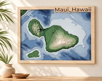 Può includere: Una mappa topografica 3D incorniciata di Maui, Hawaii, caratterizzata da una costruzione in legno a strati. La mappa mostra elevazioni terrestri verdi e profondità oceaniche blu con il testo Maui, Hawaii visibile in alto.