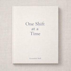 Puede incluir: Un libro de tapa dura con una cubierta de color beige claro. El título "One Shift at a Time" está impreso en una fuente azul oscuro. El nombre del autor, "Grounded Well", está impreso en la parte inferior del libro.