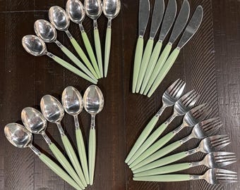 Cubiertos de acero inoxidable Castle con mangos de color verde jade.