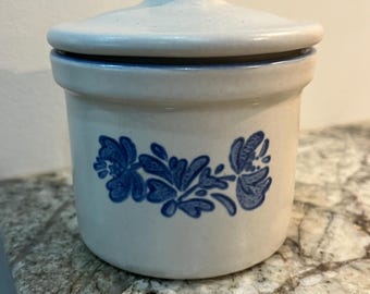 Vajilla de gres vintage Pfaltzgraff Yorktowne con tapa.