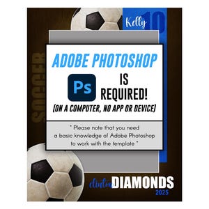 Op de afbeelding: Een digitale afbeelding met een voetbal en de tekst "ADOBE PHOTOSHOP IS VEREIST! (OP EEN COMPUTER, GEEN APP OF APPARAAT)". De tekst zegt ook "Let op: je hebt basiskennis van Adobe Photoshop nodig om met de sjabloon te werken."