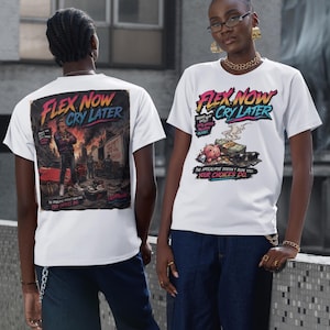 Peut inclure: Un t-shirt blanc avec une impression graphique portant le texte FLEX NOW CRY LATER. Le motif inclut une tirelire, des liasses de billets et des lunettes de soleil, avec le texte THE APOCALYPSE DOESN'T RUIN YOU, YOUR CHOICES DO.
