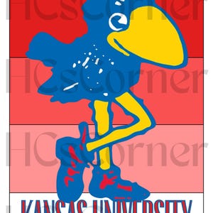 Peut inclure: Illustration graphique d'une mascotte Jayhawk bleue avec un bec et des jambes jaunes et des chaussures rouges. Le fond présente des rayures horizontales rouges et roses, avec les mots "KANSAS UNIVERSITY" en rouge et bleu.