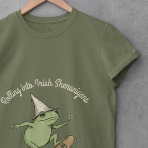 Camiseta de Sapo para o Dia de São Patrício, Camiseta de Sapo Mago Skatista, Entrando na Festa Irlandesa, Sapo com Estética Vintage, Presente Retrô para Skatista da Sorte