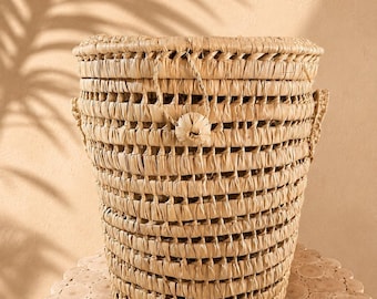 Panier de rangement RONDA avec couvercle en palmier tressé. Panier linge sale pour salle de bain, buanderie, chambre. Panier pour la maison