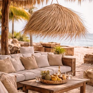 Puede incluir: Un salón de playa con un sofá de madera, una mesa de centro y un techo de paja. La mesa de centro tiene una bandeja de frutas y bebidas. Una gran lámpara redonda de paja cuelga sobre la zona de estar, creando un ambiente relajado.