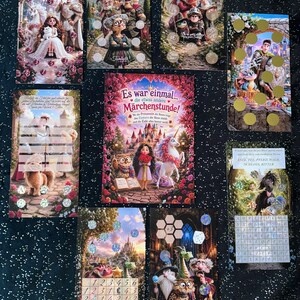Könnte beinhalten: Eine Sammlung von acht rechteckigen Spielkarten mit Fantasy-Illustrationen von Schlössern, Einhörnern, Eulen und Märchenfiguren. Die Karten enthalten interaktive Elemente wie Rubbelfelder, Wortsuchrätsel, Zahlenrätsel und aufgedruckten deutschen Text.