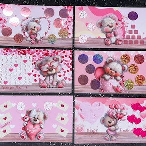 Könnte beinhalten: Sechs rosa Valentinstagskarten mit Teddybären, Herzen und Glitzer. Jede Karte hat ein anderes Design, darunter Würfel, Umschläge und die Texte "Tombola" und "Sparx pro Herz".