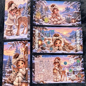 Könnte beinhalten: Eine Sammlung bedruckter Karten und Spielbögen mit einem Cartoon-Mädchen mit großer Schleife und einem Rehkitz in einer verschneiten Winterlandschaft. Die Designs enthalten den Text Kleine Wintermomente, ein Labyrinth und Würfel.