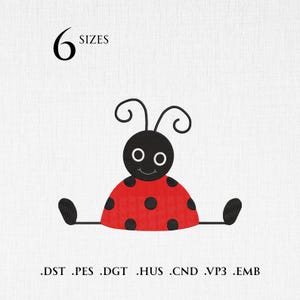 Könnte beinhalten: Ein Cartoon-Marienkäfer-Design mit rotem Körper und schwarzen Punkten, schwarzem Kopf und Fühlern. Das Bild enthält den Text "6 Größen" und die Dateierweiterungen .DST .PES .DGT .HUS .CND .VP3 .EMB.