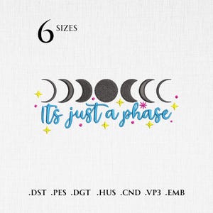 Puede incluir: Diseño bordado que representa las fases de la luna en tonos grises, con la frase "It's just a phase" en escritura turquesa. El diseño incluye estrellas amarillas y detalles rosas, con el número "6" y la palabra "SIZES" en la parte superior.